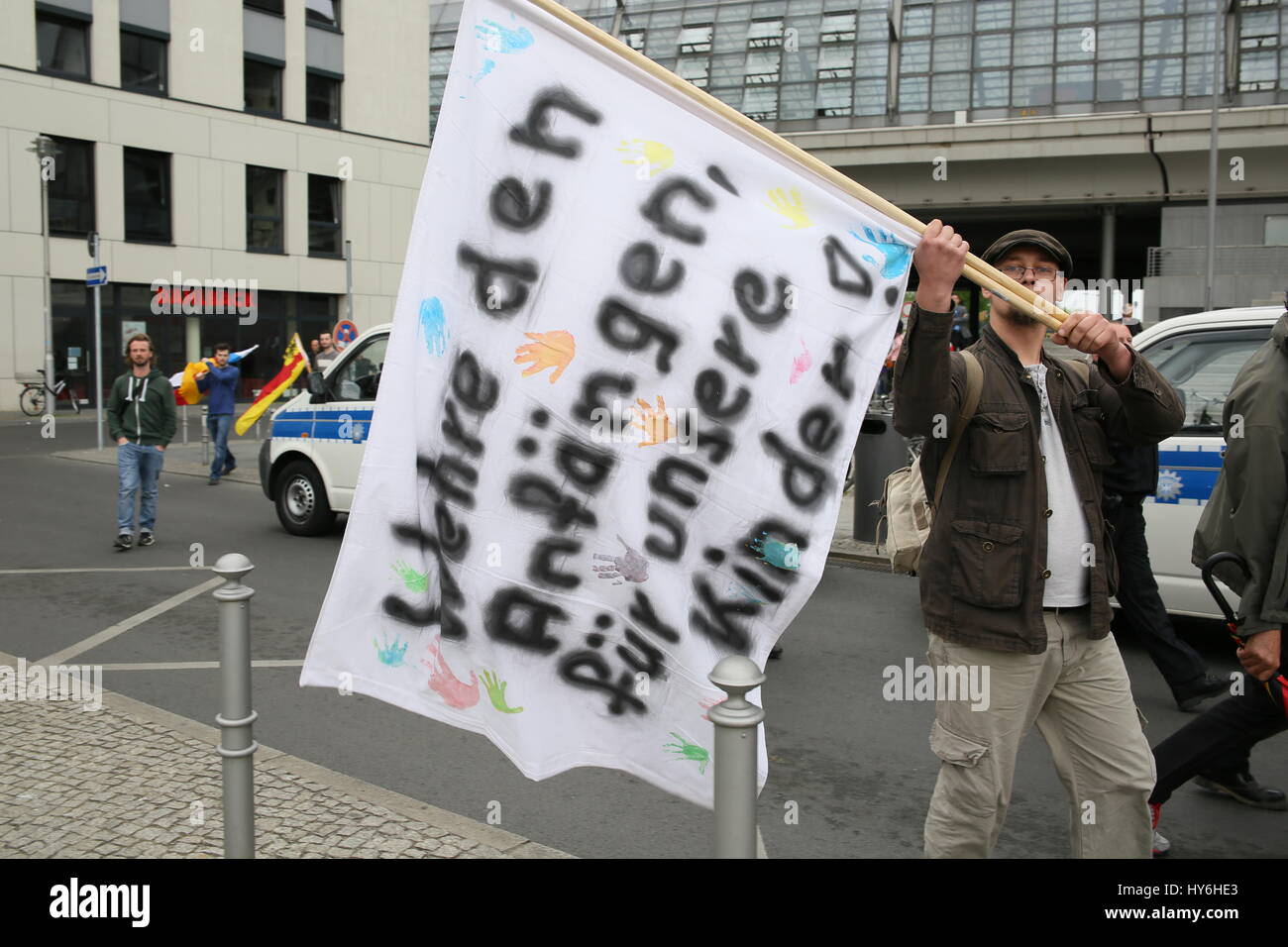 Berlin, Deutschland, 9. Mai 2015: Pegida Protest am Hauptbahnhof. Stockfoto