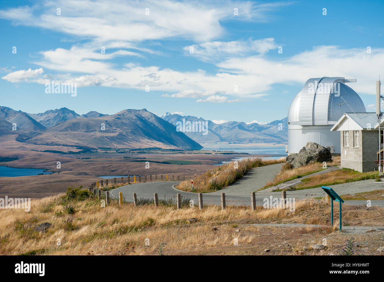 Mount John Observatorium und Mackenzie Country von Mount John betrachtet. Dies ist Neuseelands premier Sternwarte. Stockfoto
