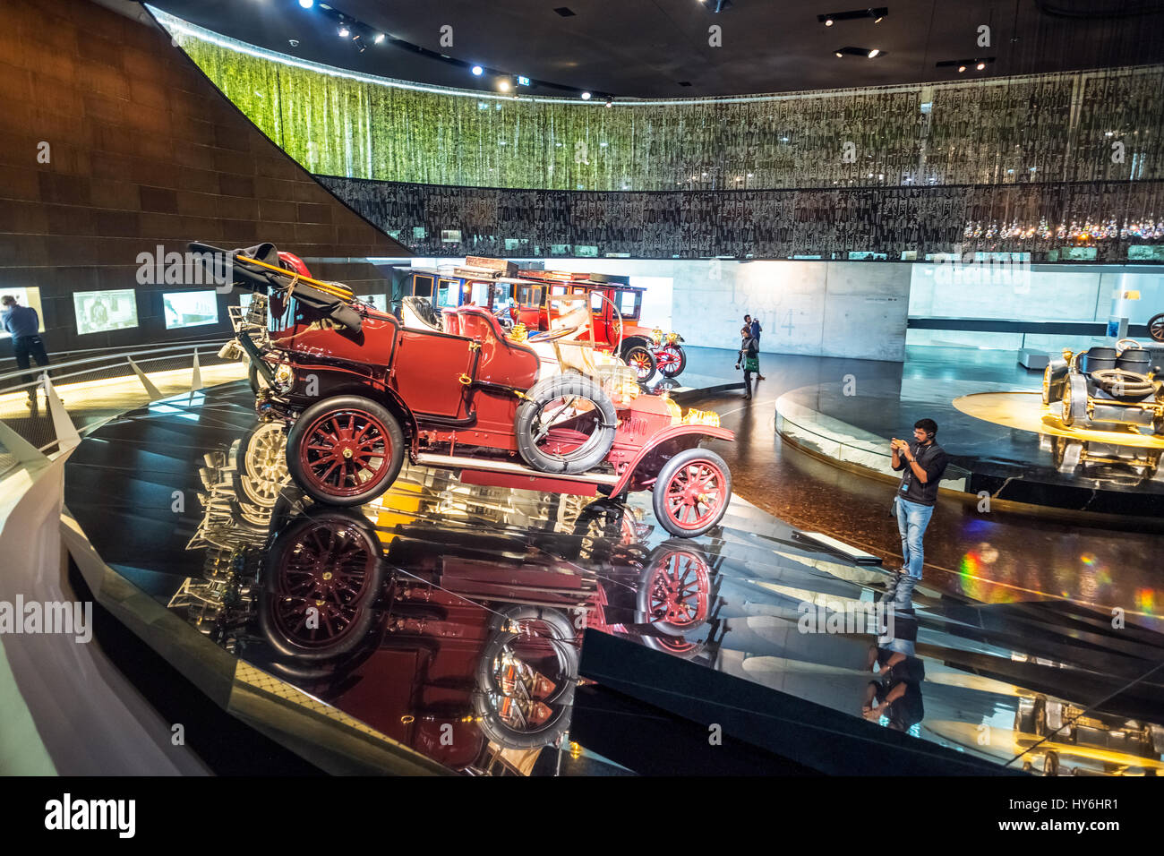 Stuttgart, Deutschland, 28. März 2017. Innenraum des Mercedes Benz Museum in Stuttgart. Stockfoto