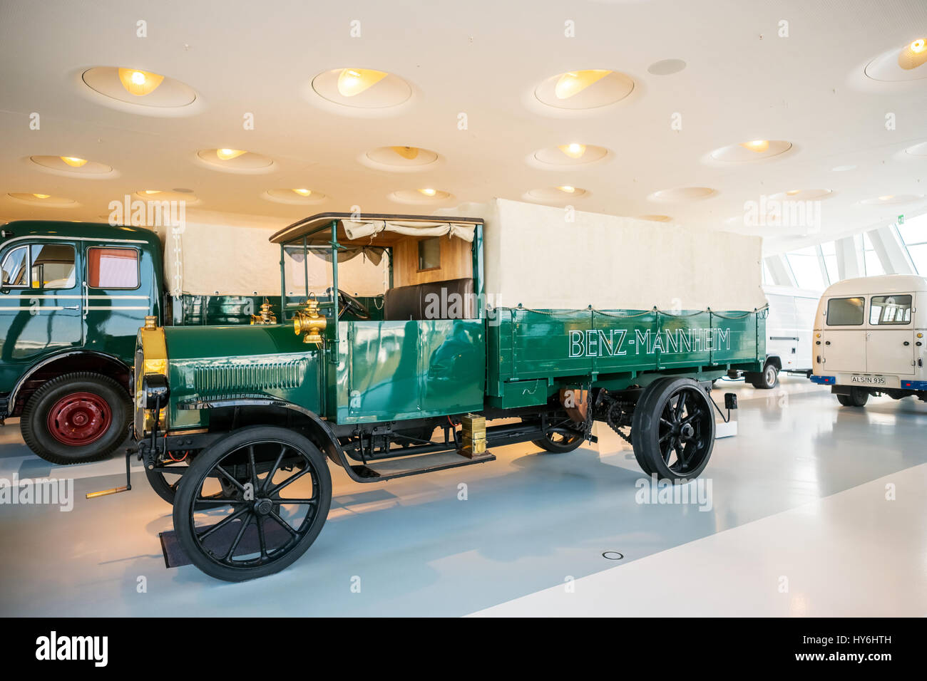 Stuttgart, Deutschland, 28. März 2017. Innenraum des Mercedes Benz Museum in Stuttgart. Stockfoto