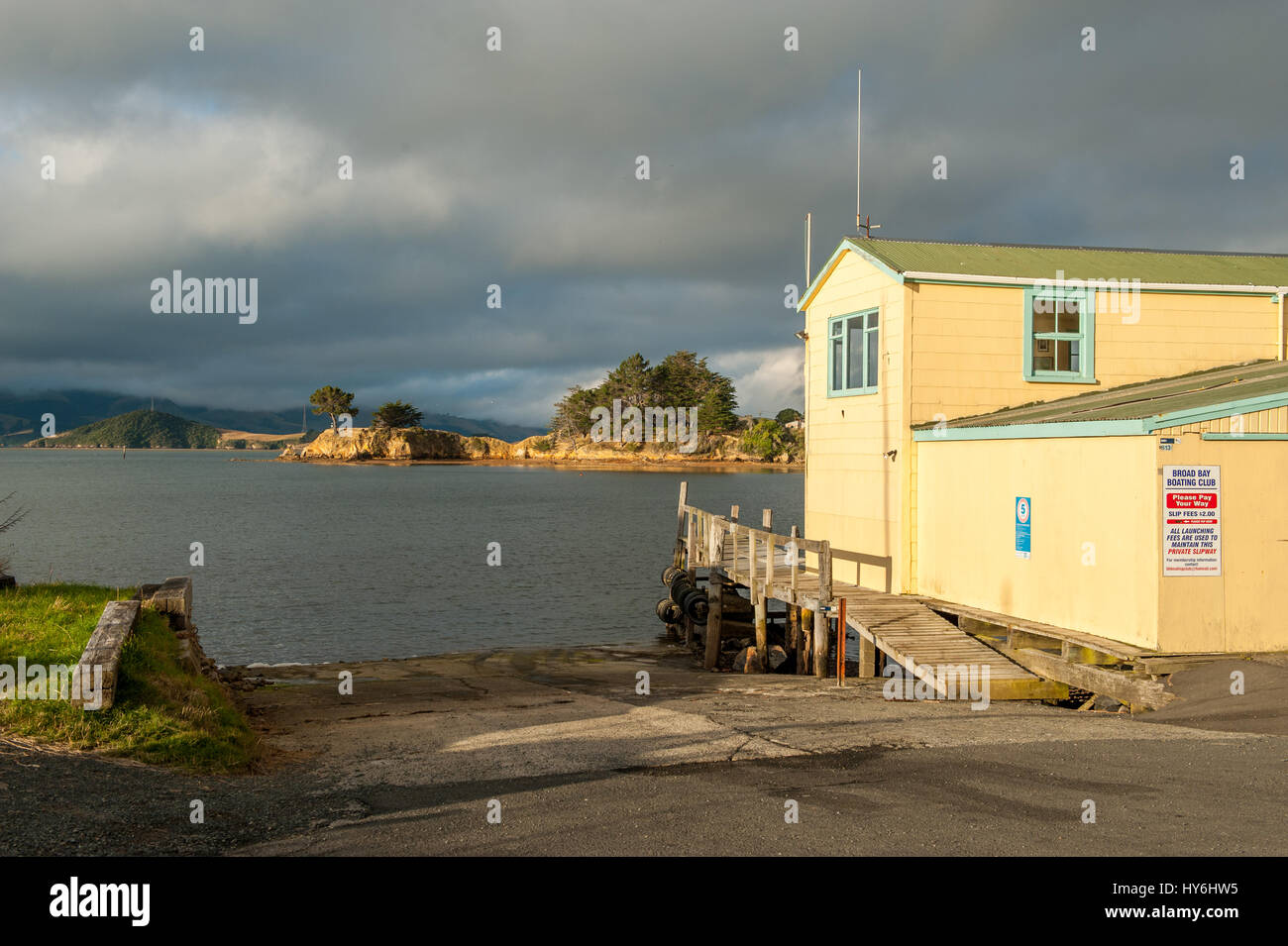 Bootshäuser am Otago Peninsula und Otago Harbour während des Sonnenuntergangs östlich von Dunedin, Neuseeland Stockfoto