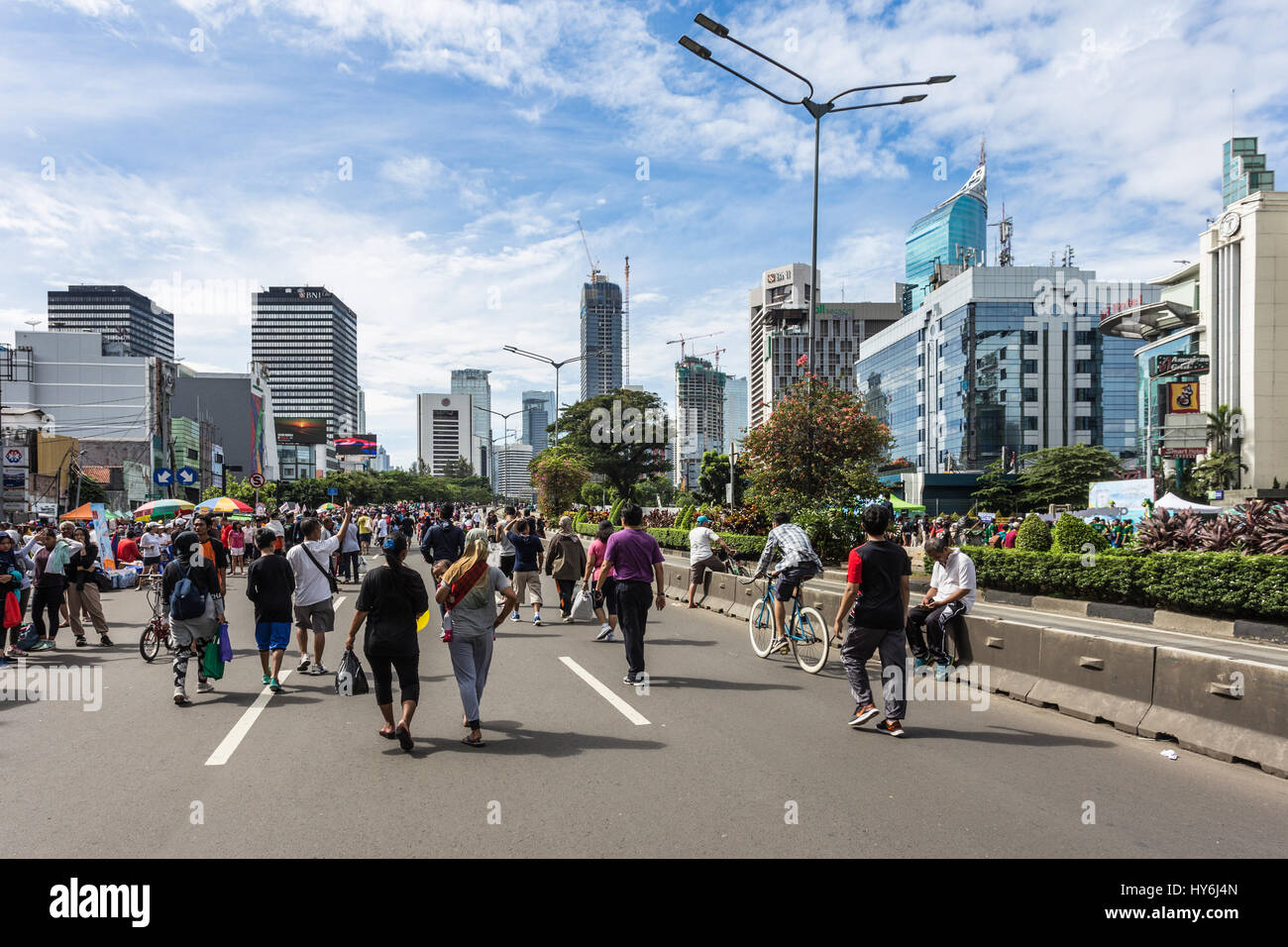 JAKARTA, Indonesien - 18. Dezember 2016: Man gerne outdoor-Aktivitäten wie Suppen, während die autofreie Tag statt jeden Sonntagmorgen in t Stockfoto