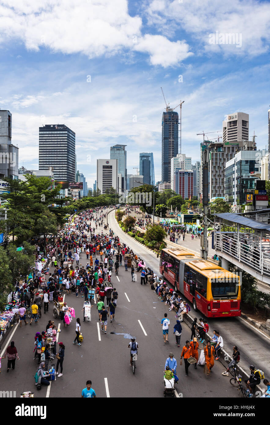 JAKARTA, Indonesien - 18. Dezember 2016: Man gerne outdoor-Aktivitäten wie Suppen, während die autofreie Tag statt jeden Sonntagmorgen in t Stockfoto