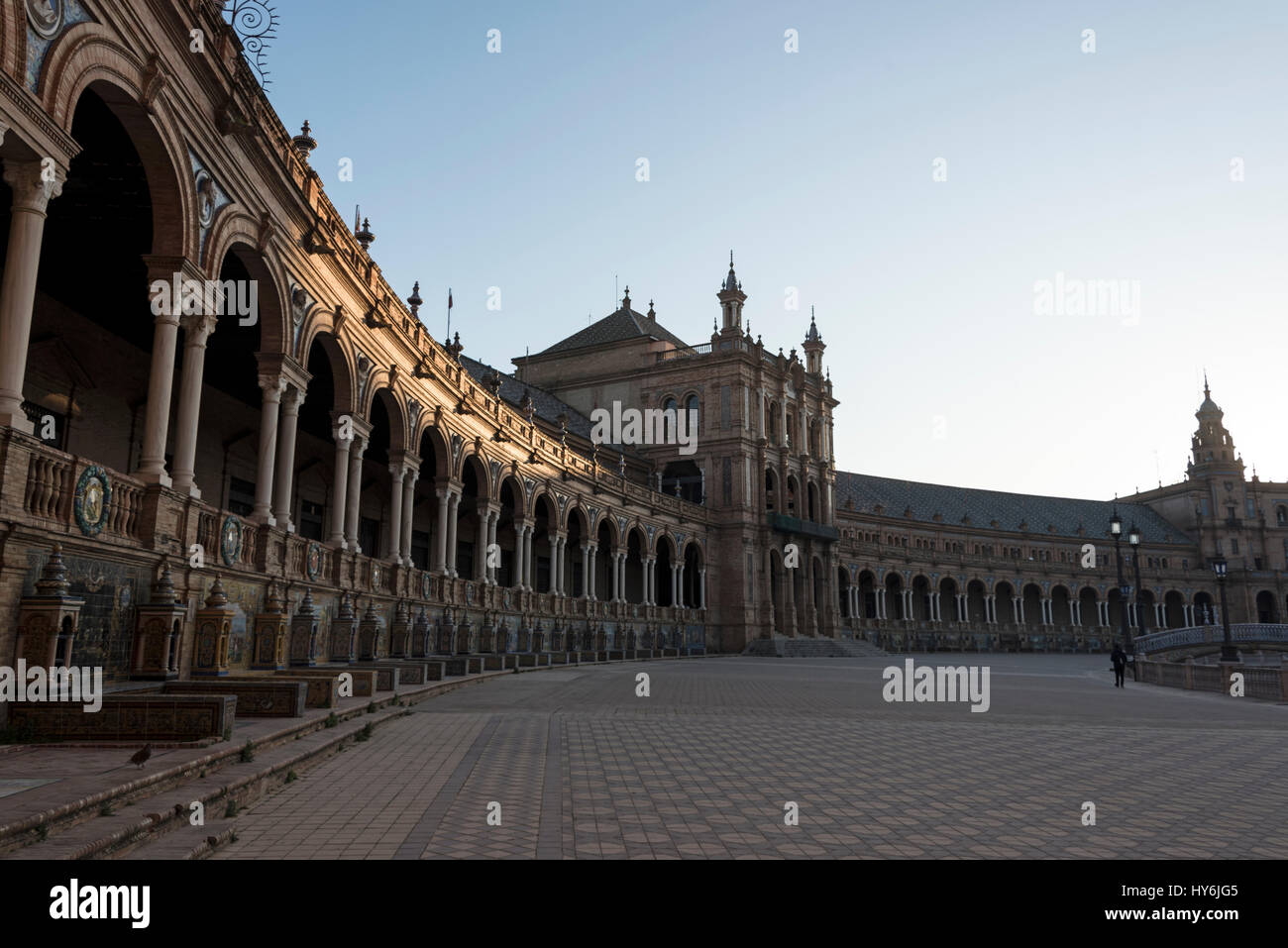 Die halbkreisförmigen Fassade von der Plaza de Espana, einem beliebten touristischen Ort in Sevilla, Spanien.   Die Website ist der größte Bau der iberischen - Ame Stockfoto