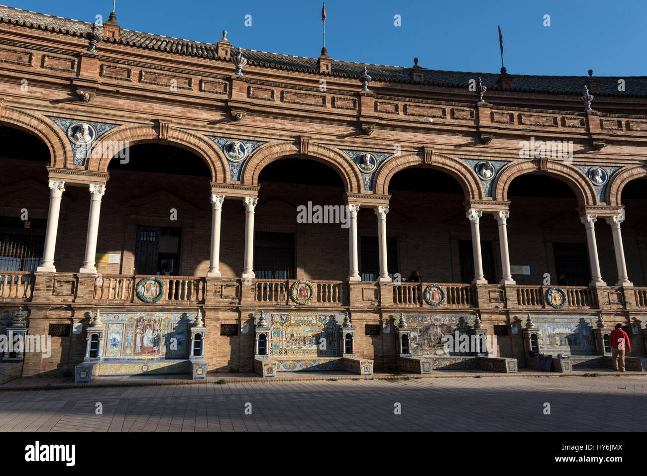 Über die gesamte Länge der halb Kreis Fassade von der Plaza de Espana sind 50 kleine individuelle Keramik Denkmäler, jeweils eine spanische prov Stockfoto