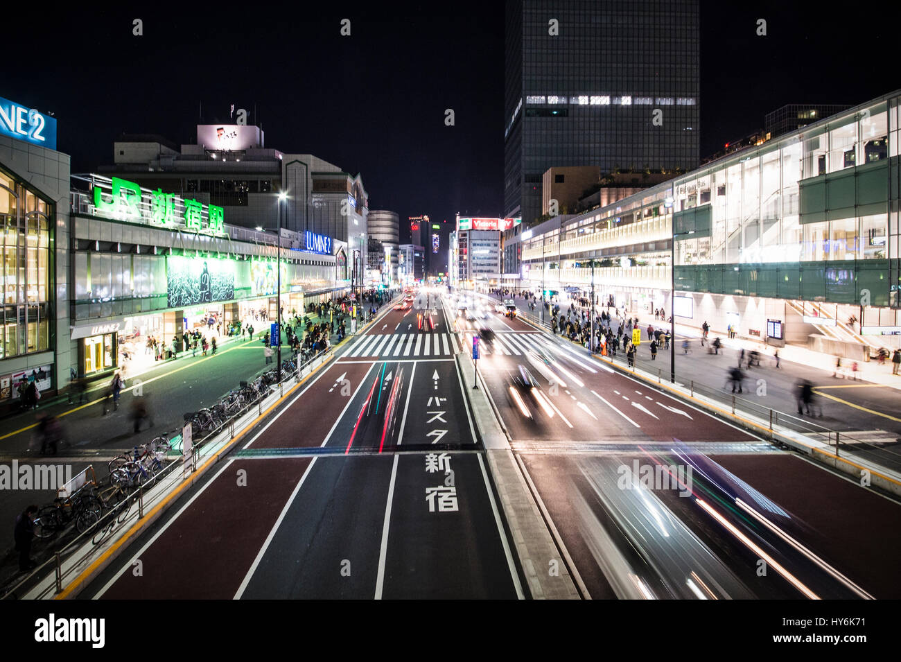 TOKYO, JAPAN - 3. Januar 2017: Shinjuku, Tokio, Japan. 3. Januar 2017 Street Life, Lichtspuren und Plakatwänden in Shinjuku Kabuki-Cho in der Nacht. Stockfoto