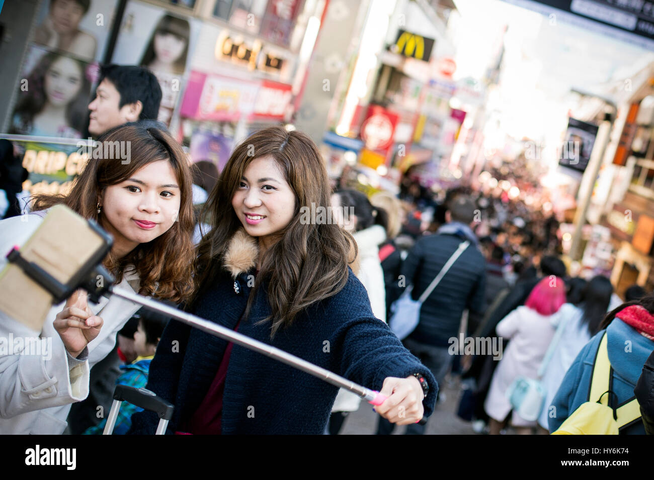 Tokyo, Japan - 10. Januar 2017: Japanische Touristen Mädchen Selfie vor Takeshita Street in Harajuku, Japan nehmen.  Takeshita Street ist die f Stockfoto