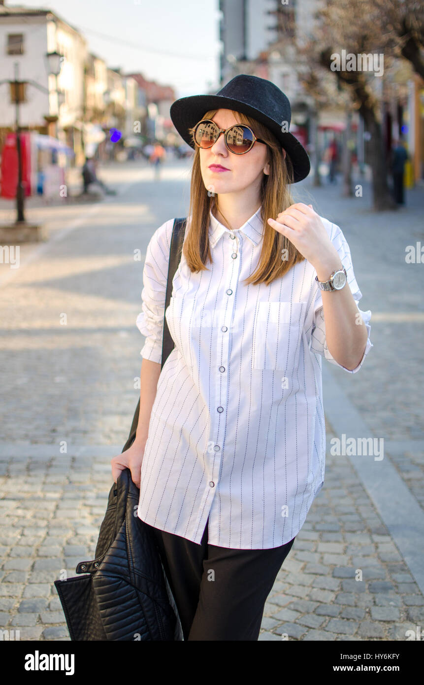 Modebewusste junge Frau auf einer Straße. Leben in der Stadt Stockfoto