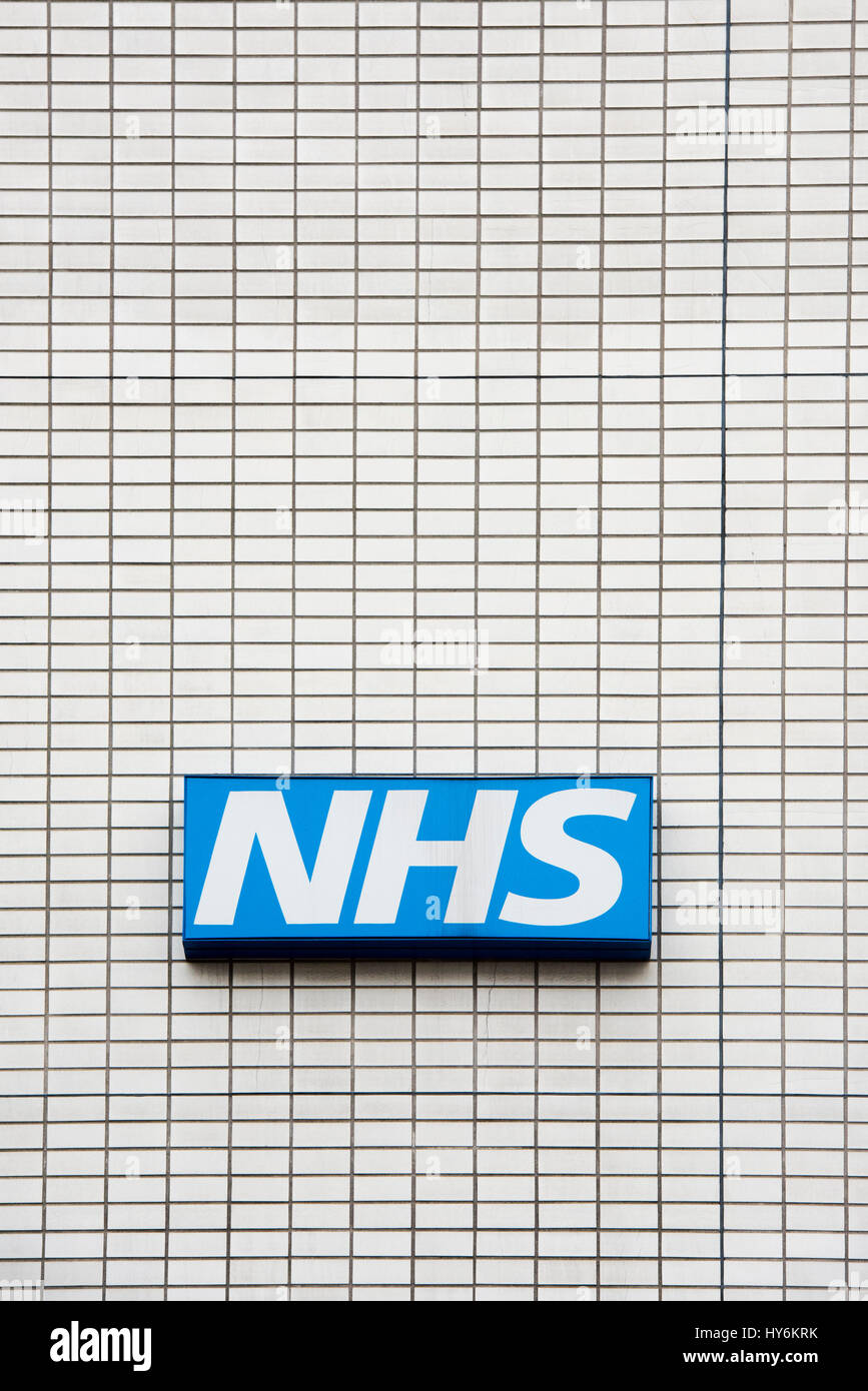 NHS-Schild auf St. Thomas Hospital. Westminster Bridge Rd, Lambeth, London, England Stockfoto