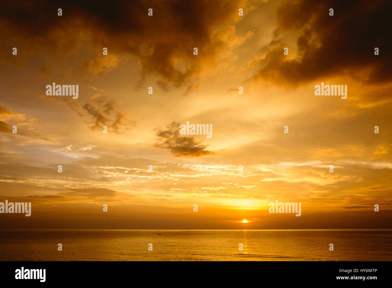 Schöner Sonnenuntergang am Meer mit tief bewölktem Himmel. Platz für text Stockfoto