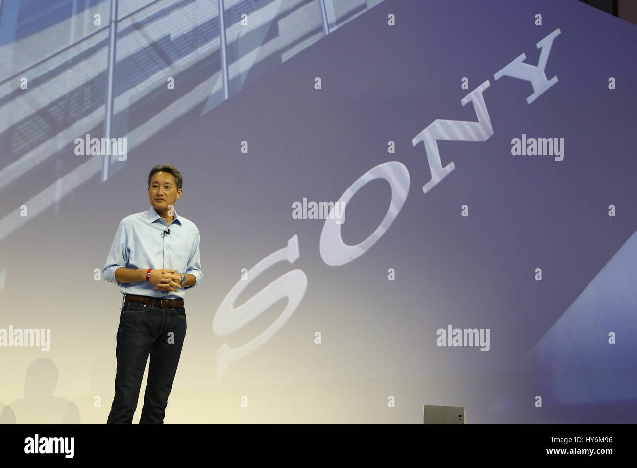 Berlin, Deutschland, 2. Septmeber, 2015: Präsident der Sony Corporation Kazuo Hirai stellt den letzten Geräte bei IFA Consumer Electronics Unlimited. Stockfoto