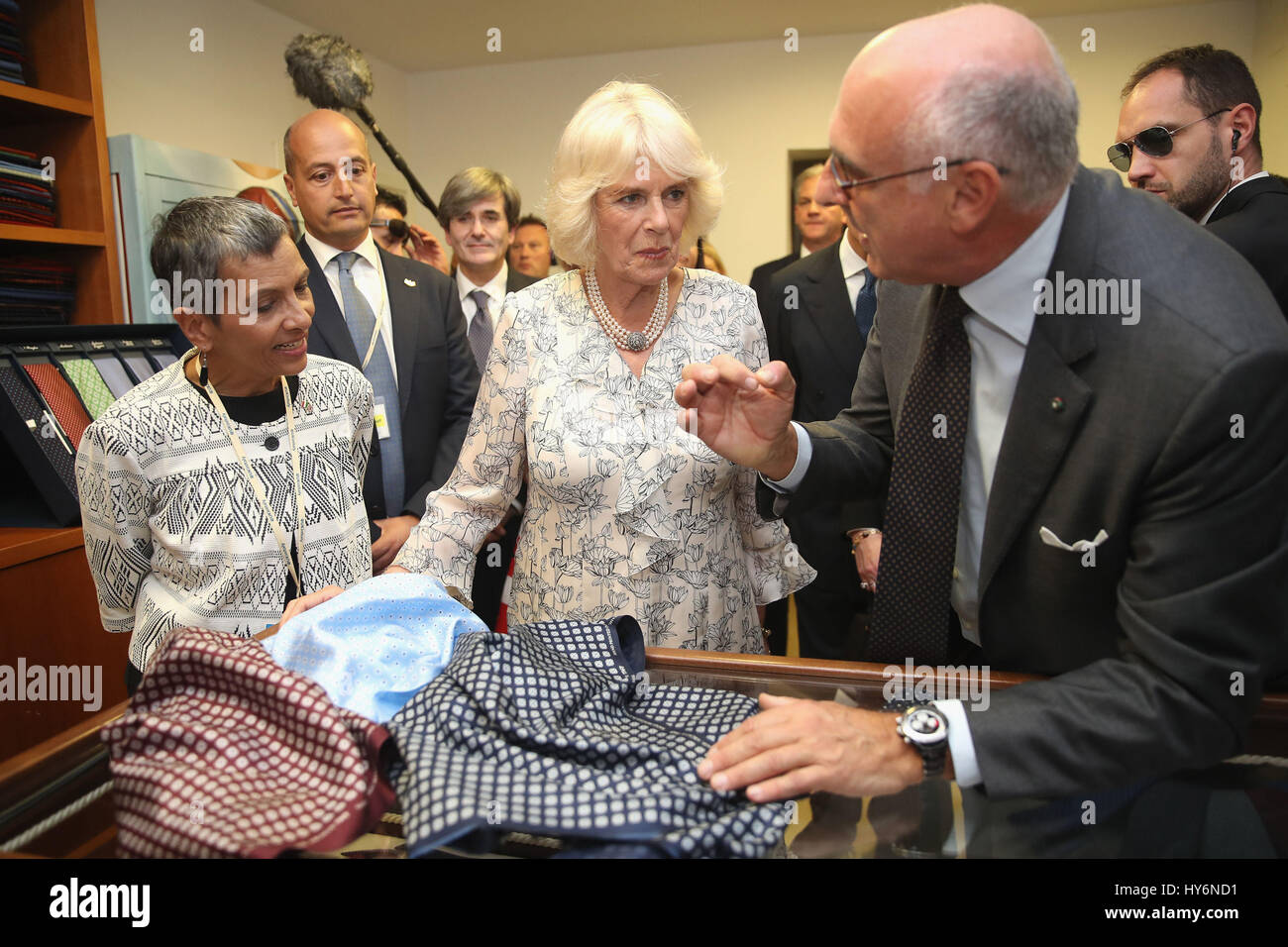 Die Herzogin von Cornwall (Mitte) ist eine Tour durch Inhaber Maurizio Marinella (rechts) während eines Besuchs in Modehaus E. Marinella in Neapel, Italien, am vierten Tag ihrer neun-Tage-Europa-Tournee gegeben. Stockfoto