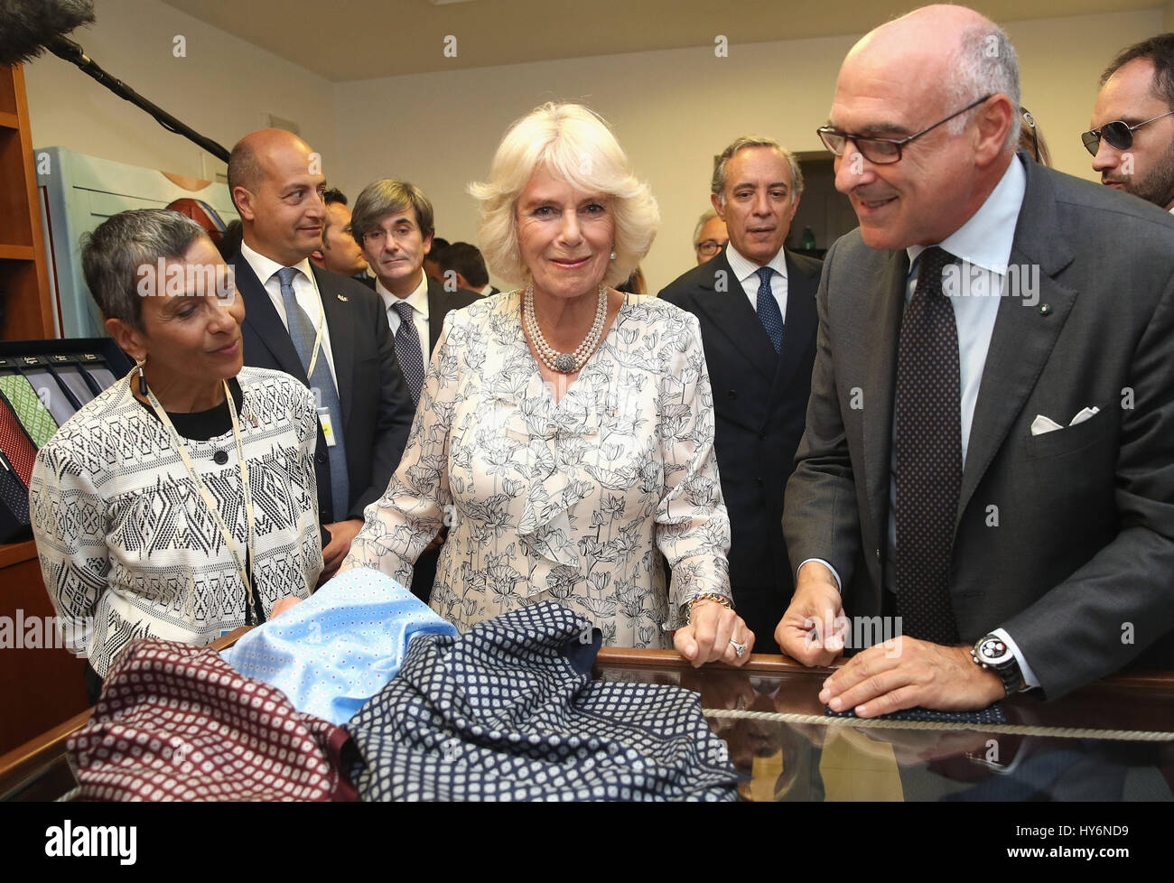 Die Herzogin von Cornwall (Mitte) ist eine Tour durch Inhaber Maurizio Marinella (rechts) während eines Besuchs in Modehaus E. Marinella in Neapel, Italien, am vierten Tag ihrer neun-Tage-Europa-Tournee gegeben. Stockfoto