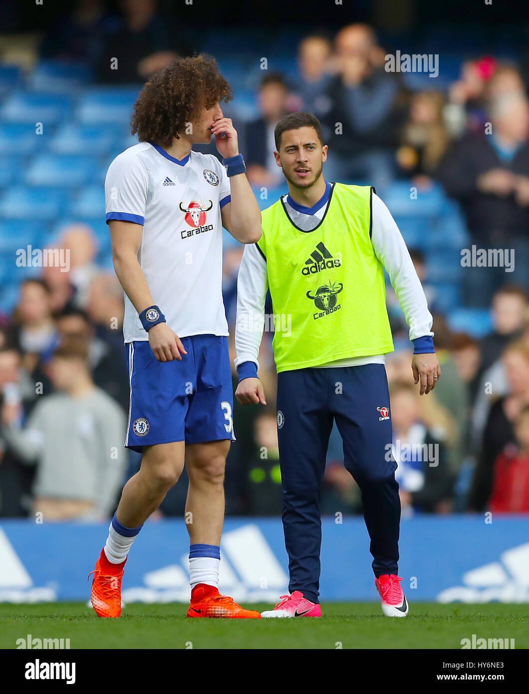 David Luiz Links Und Eden Hazard Aufwarmen Vor Der Premier League Chelsea Uberein An Der Stamford Bridge London Stockfotografie Alamy