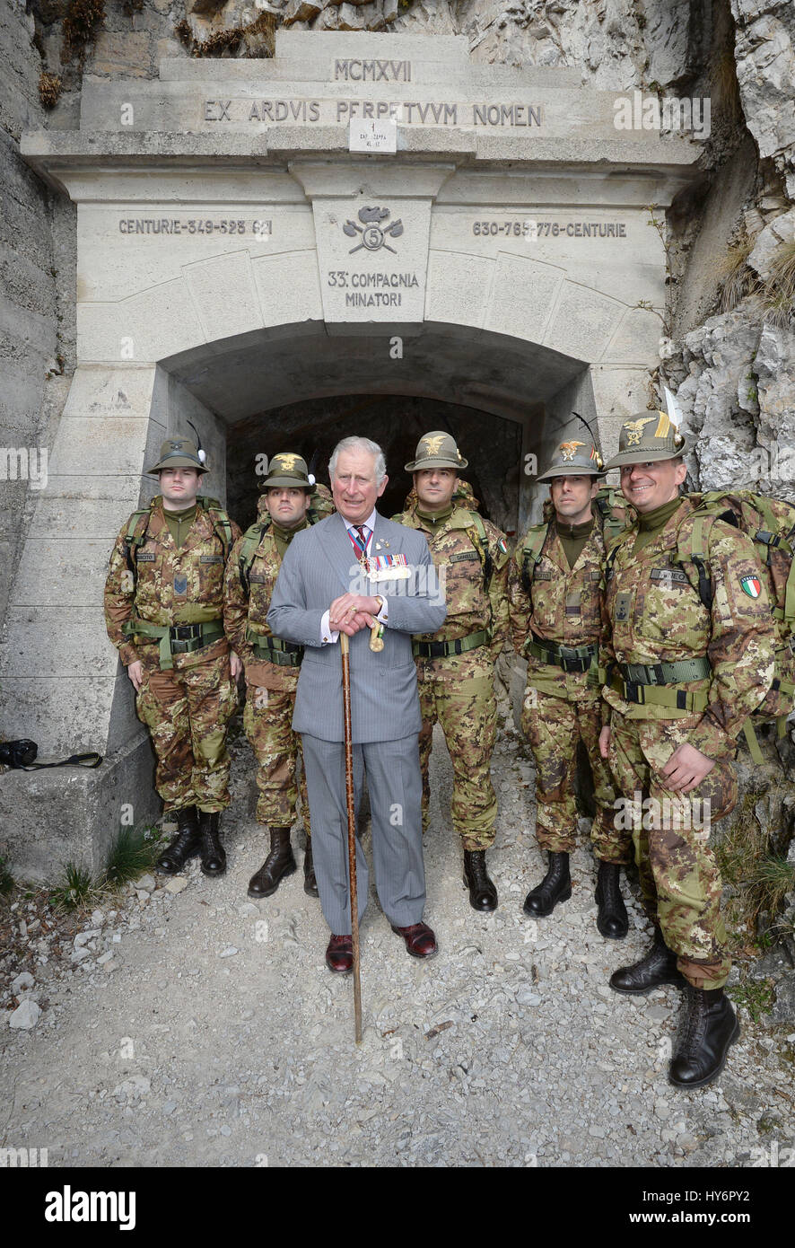 Der Prince Of Wales mit Soldaten aus der italienischen Alpini Berg Kriegsführung Militärkorps am Eingang zu einem Tunnel hoch in den Dolomiten in Norditalien, wo britische Soldaten neben Italienern gegen die Österreicher im ersten Weltkrieg kämpfte. Stockfoto