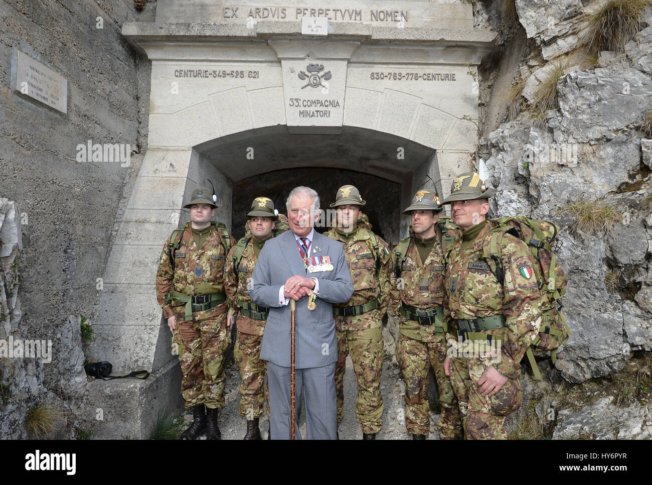 Der Prince Of Wales mit Soldaten aus der italienischen Alpini Berg Kriegsführung Militärkorps am Eingang zu einem Tunnel hoch in den Dolomiten in Norditalien, wo britische Soldaten neben Italienern gegen die Österreicher im ersten Weltkrieg kämpfte. Stockfoto