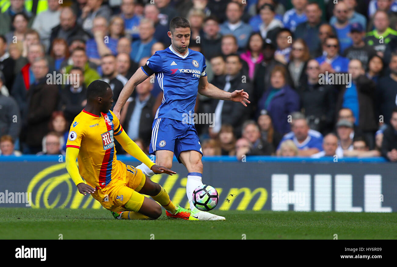 Crystal Palace Christian Benteke (links) und Chelseas Gary Cahill Kampf um den Ball in der Premier League match an der Stamford Bridge, London. Stockfoto