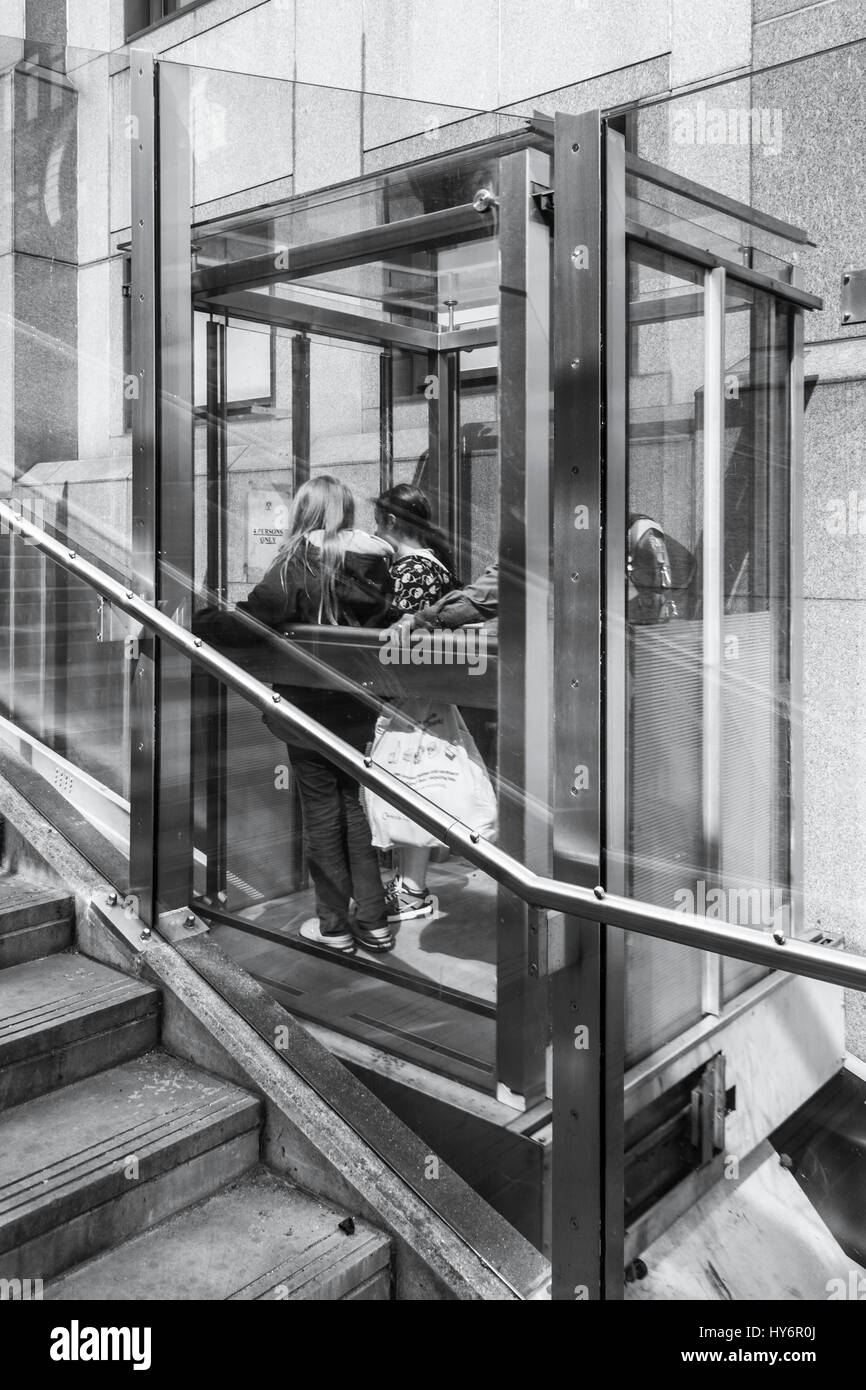 Schwarz-weiß Bild von zwei Mädchen in der standseilbahn Behindertengerecht Aufzug in der Nähe von St. Paul's, London, UK Stockfoto