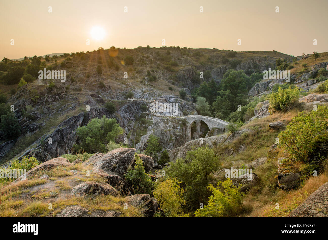 Sunrise-Szene - Brücke Stein Dorf Zovik, Mariovo, Mazedonien Stockfoto