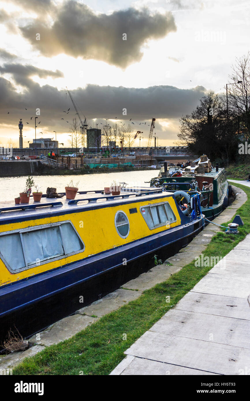 Narrowboats günstig auf den Regent's Canal in King's Cross, London, UK, Sanierung arbeitet im Hintergrund, 2012 Stockfoto
