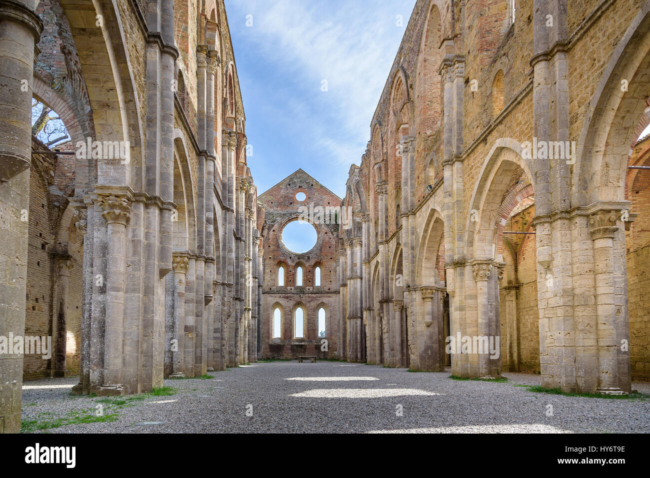 Die Abtei von San Galgano war ein Kloster, befindet sich in der Nähe von Siena. Die dachlose Wände von der Gotik des 13. Jahrhunderts stehen noch Stockfoto