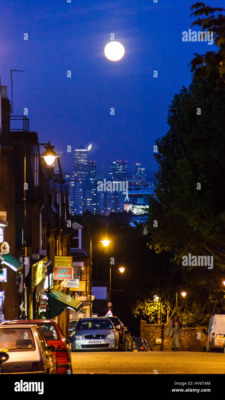 Nacht Blick über London, der Vollmond in einem dunkelblauen Himmel, Islington, Großbritannien Stockfoto