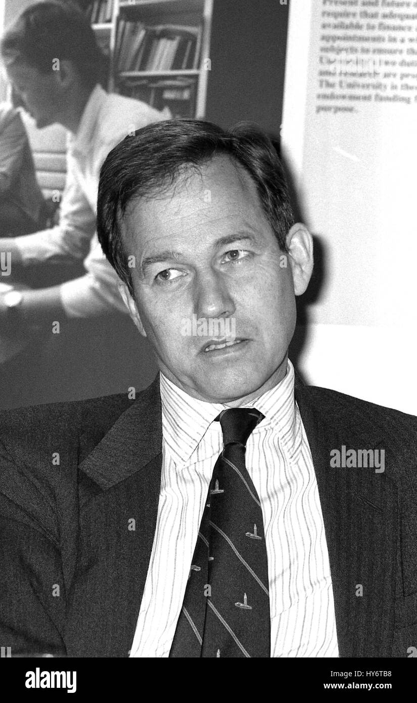 Andrew Knight, Executive Chairman von Zeitungsgruppe News International, besucht eine Pressekonferenz von der Kampagne für Oxford University in London, England am 14. Mai 1990. Stockfoto