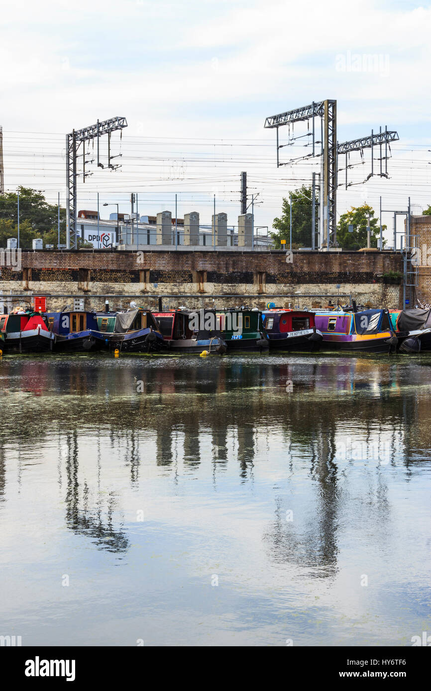 Narrowboats durch die Eisenbahnlinie von St. Pancras International Station festgemacht, der Regent's Canal, London, UK, 2012 Stockfoto