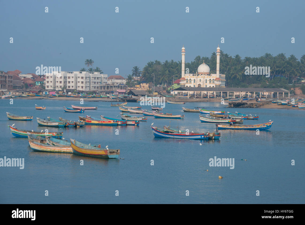 Indien, Bundesstaat Kerala, Malabar-Küste, Hafen Stadt von Villanjam aka Vizhinjam entlang der Küste des Arabischen Meeres. Blick auf den Hafen mit Fischerbooten und mos Stockfoto