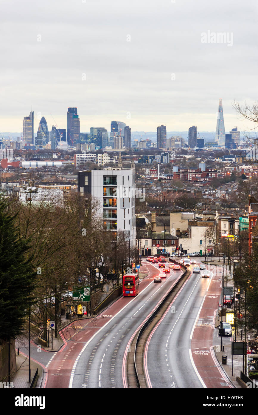 Blick nach Süden entlang Torbogen Straße in die Stadt London, von Hornsey Lane Bridge, Islington, London, UK Stockfoto