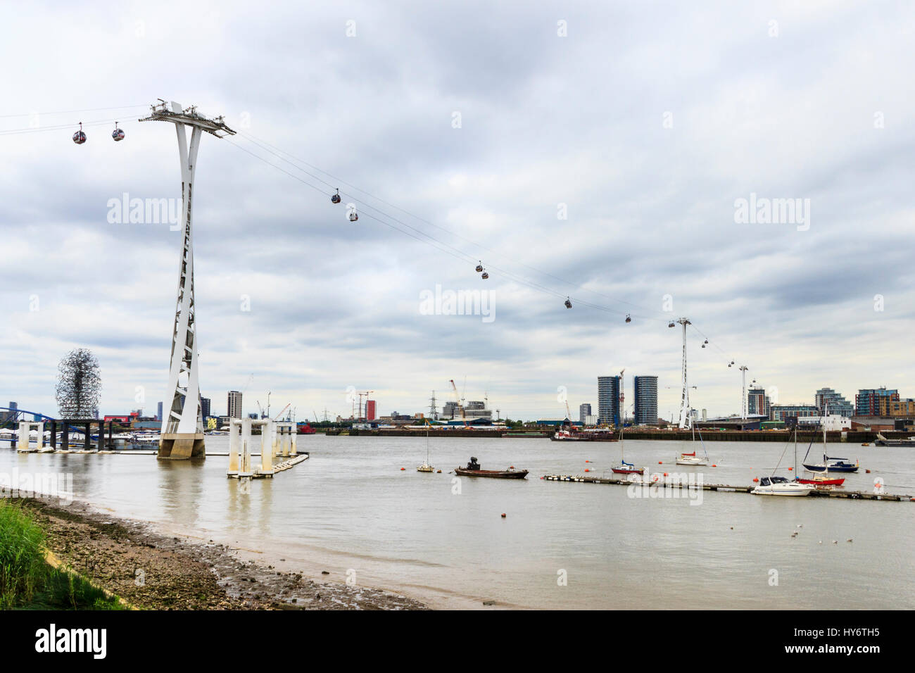 Die Emirate Seilbahn, überspannt den Fluss Themse vom Greenwich Peninsula auf die Royal Victoria Dock, London, UK Stockfoto