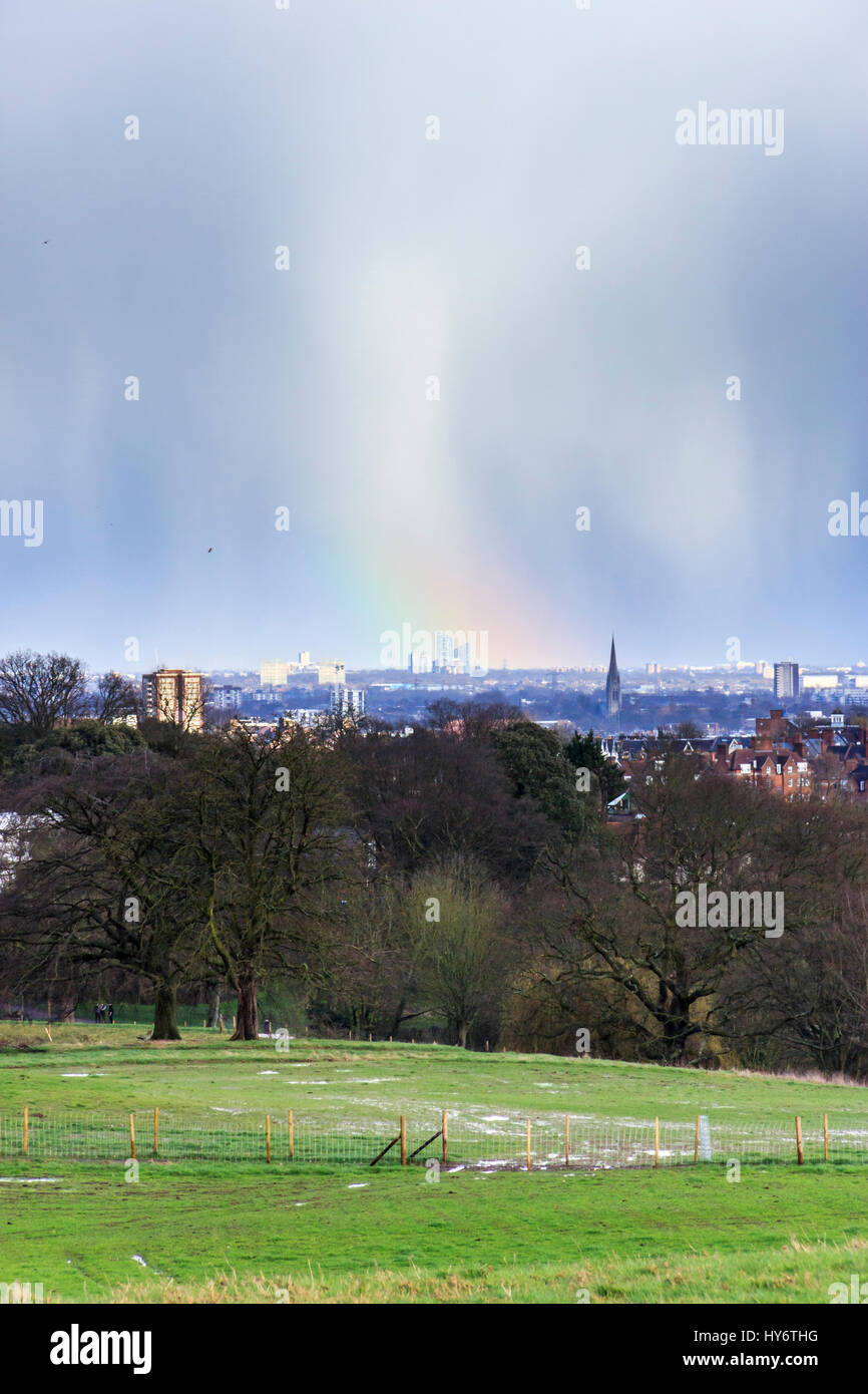 Ungewöhnliches Wetter und Regenbogen über der Stadt London, Großbritannien Stockfoto