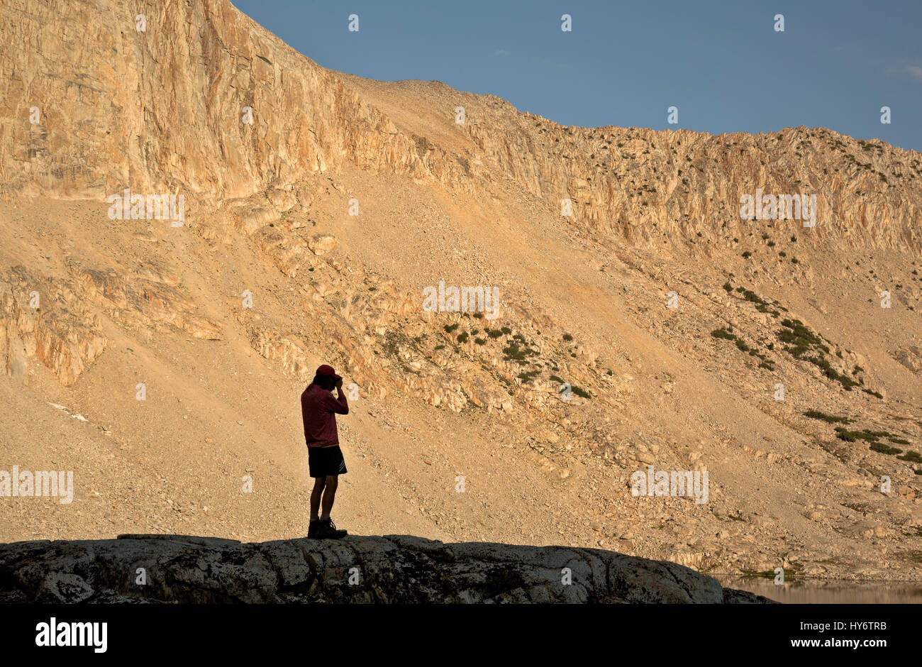 CA03153-00... Kalifornien - Wanderer See Marjorie auf den kombinierten PCT/JMT unterhalb Pinchot Passes im Kings Canyon National Park zu fotografieren. Stockfoto