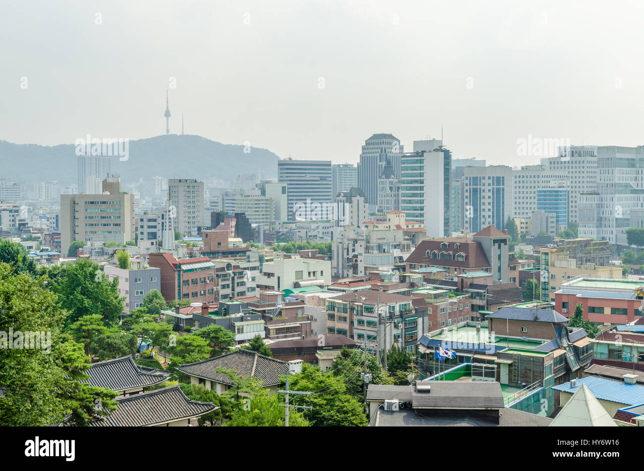Stadtbild von Seoul und Seoul-Turm auf einem Berg in Südkorea Stockfoto