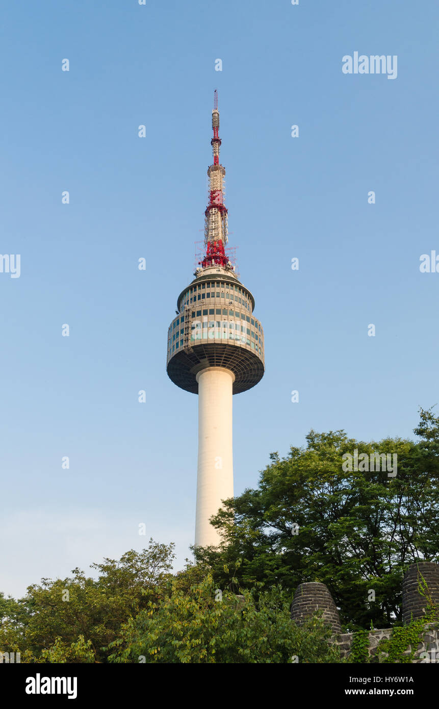 Nahaufnahme der N Seoul Tower und blauer Himmel in Südkorea Stockfoto