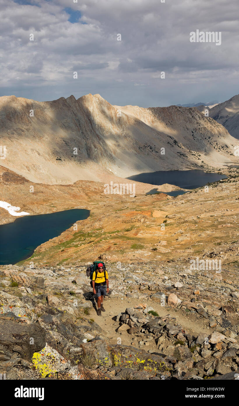 CA03169-00... Kalifornien - John Muir Trail Wanderer über See Marjorie, nähert sich die 12.130-Fuß-Gipfel des Pinchot Pass in der Sequoia Kings Canyon Wil Stockfoto