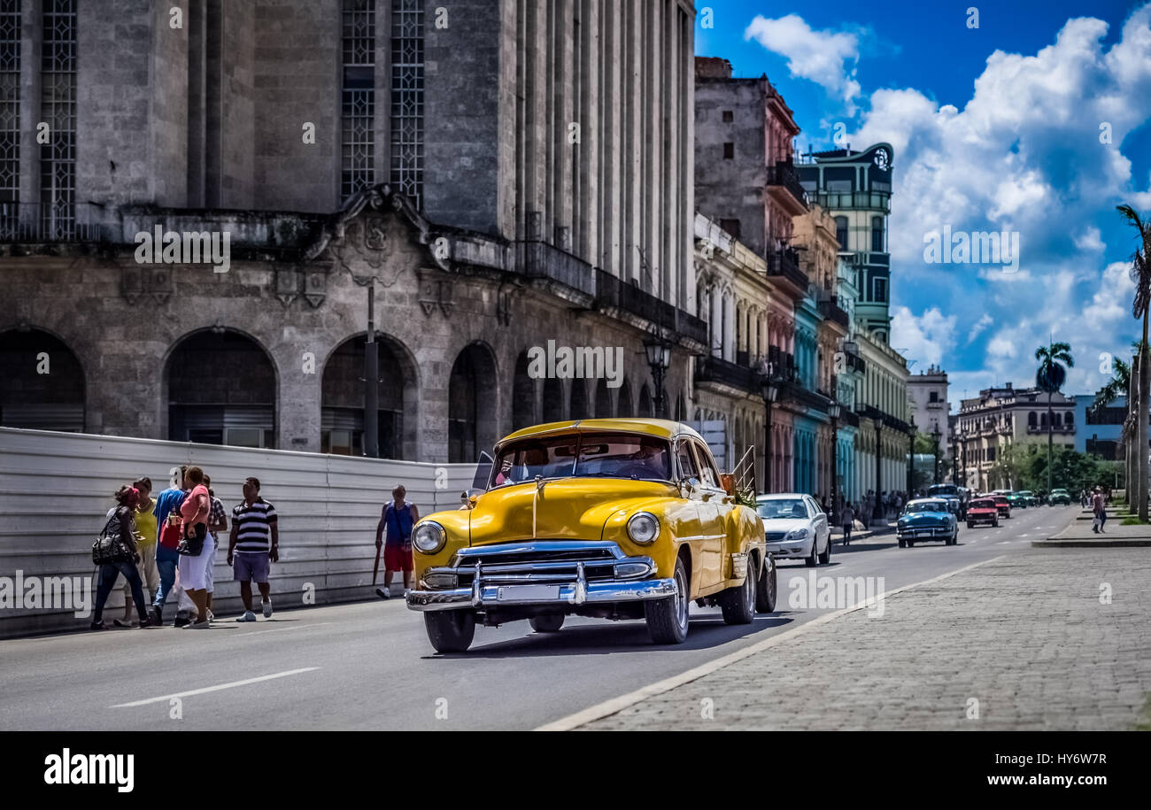 Amerikanische Oldtimer fahren in Havanna Kuba - Serie Kuba Reportage Stockfoto