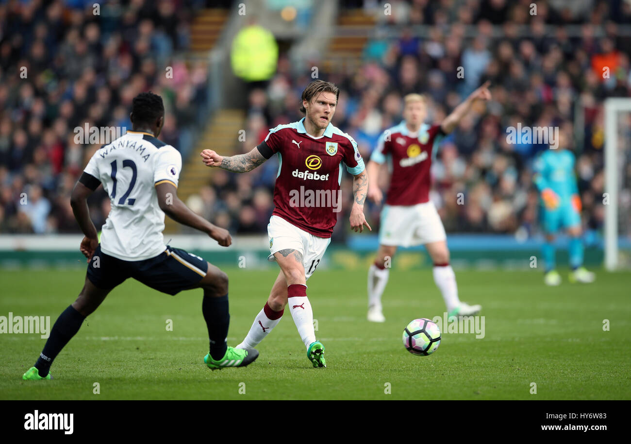 Burnley Jeff Hendrick und Tottenham Hotspurs Victor Wanyama (links) Kampf um den Ball in der Premier League match bei Turf Moor, Burnley. PRESSEVERBAND Foto. Bild Datum: Samstag, 1. April 2017. Finden Sie unter PA Geschichte Fußball Burnley. Bildnachweis sollte lauten: Nick Potts/PA Wire. Einschränkungen: EDITORIAL verwenden nur keine unbefugten Audio, Video, Daten, Spielpläne, Verbandsliga/Logos oder "live"-Dienste. Im Spiel Onlinenutzung beschränkt auf 75 Bilder, keine video Emulation. Keine Verwendung in Wetten, Spiele oder Vereinsspieler/Liga/Einzelpublikationen. Stockfoto