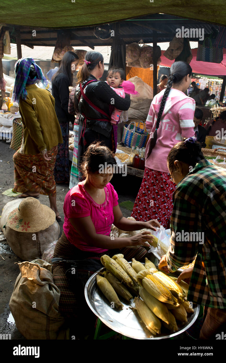 Myanmar (Burma). Inle-See. Nyaungshwe Stadt. Mingala Markt. Eine Frau verkauft gekochten Mais. Stockfoto