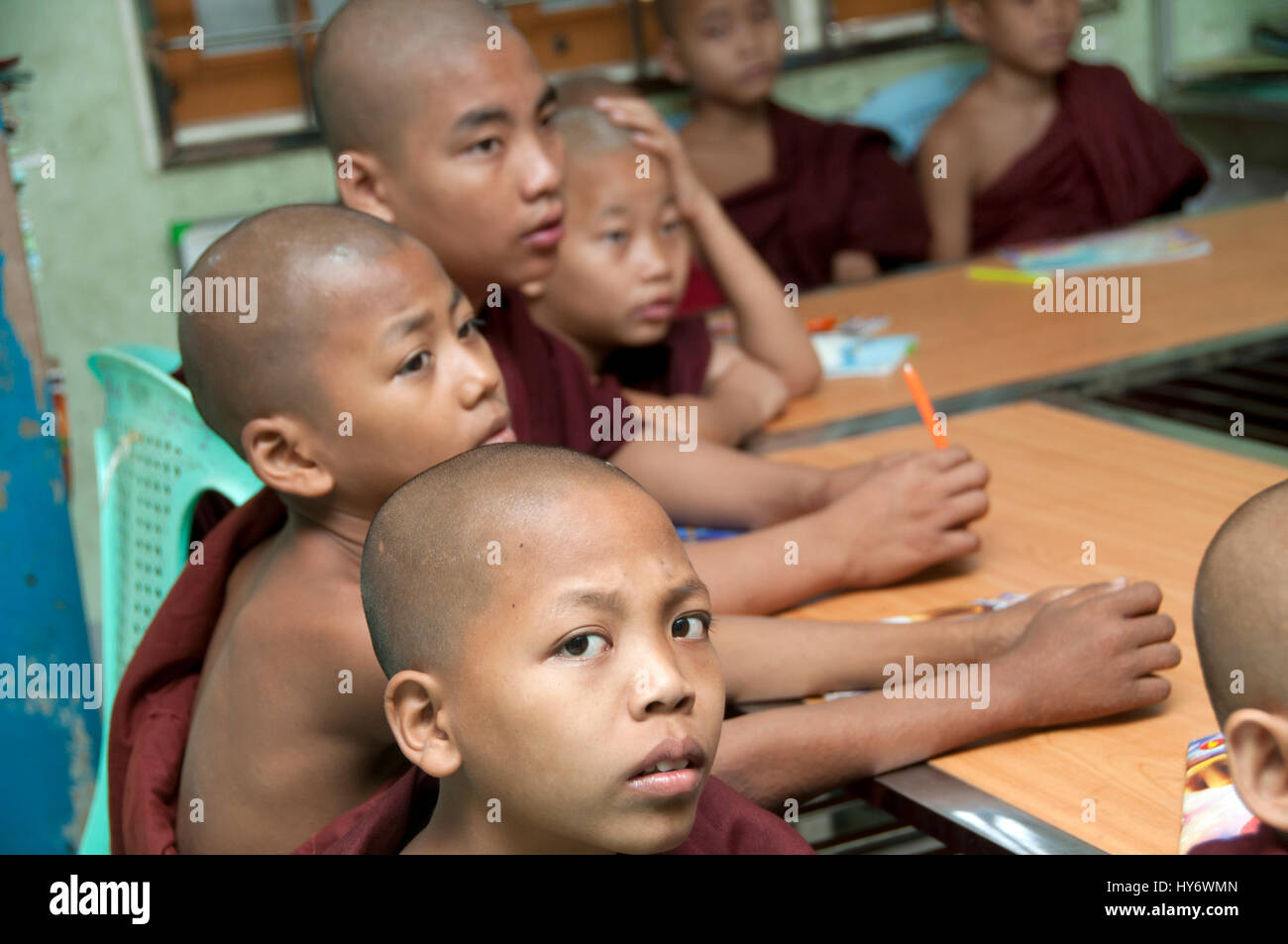 Myanmar (Burma). Yangon. Junge Anfänger Mönche, von denen viele aus weit entfernten Staaten im Internat in der Stadt. Stockfoto