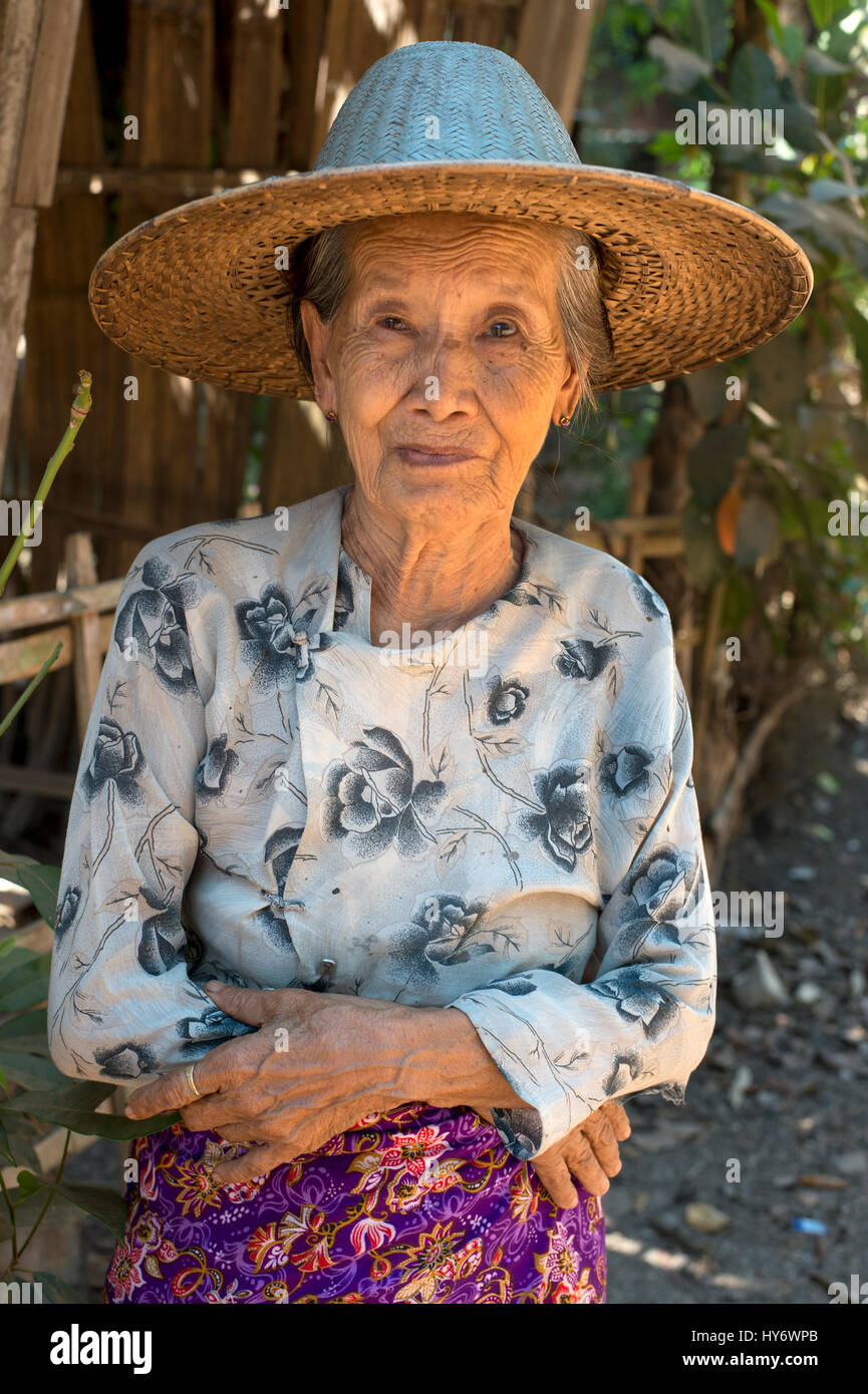 Myanmar (Burma). Mawlamyine. Bilu Kyun (Ogre-Insel). 90 Jahre alten Uma Win. Stockfoto