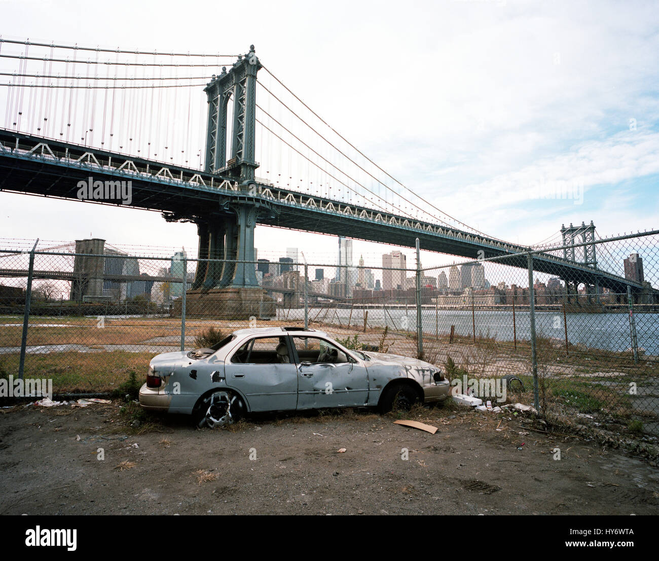 Verlassenes Auto und Manhattan Bridge Stockfoto