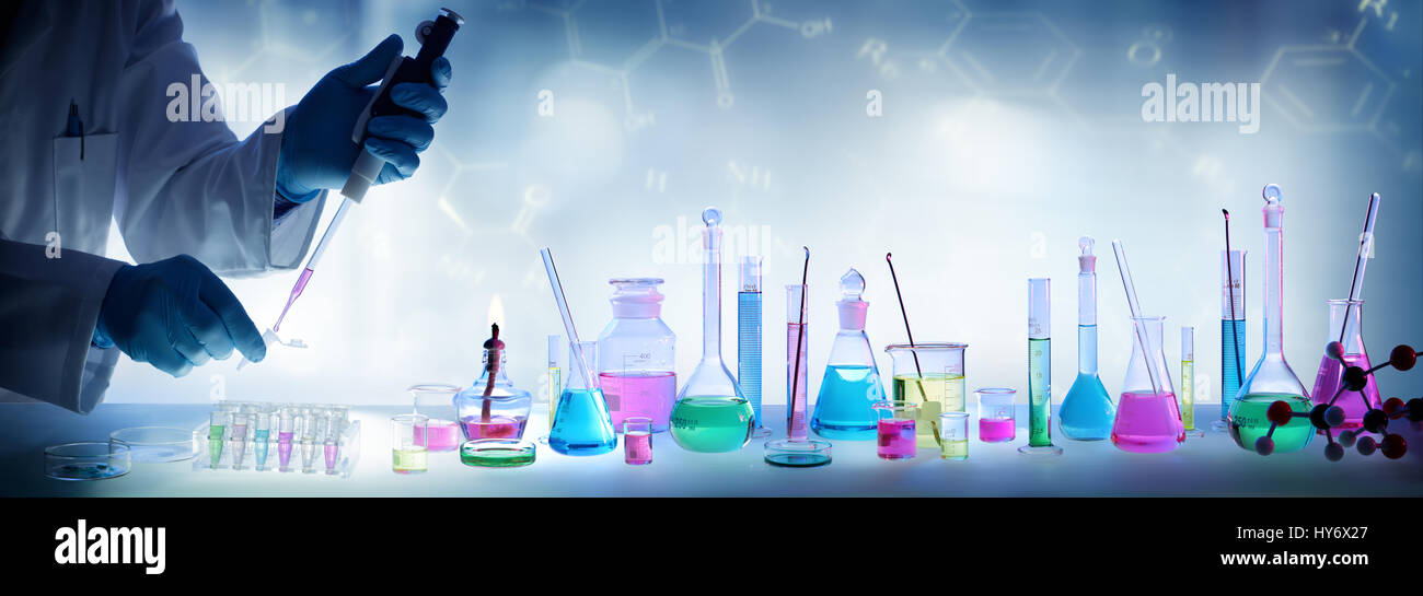 Analyse Labor - Wissenschaftler mit Pipette und Becher - Ausrüstung chemische Stockfoto