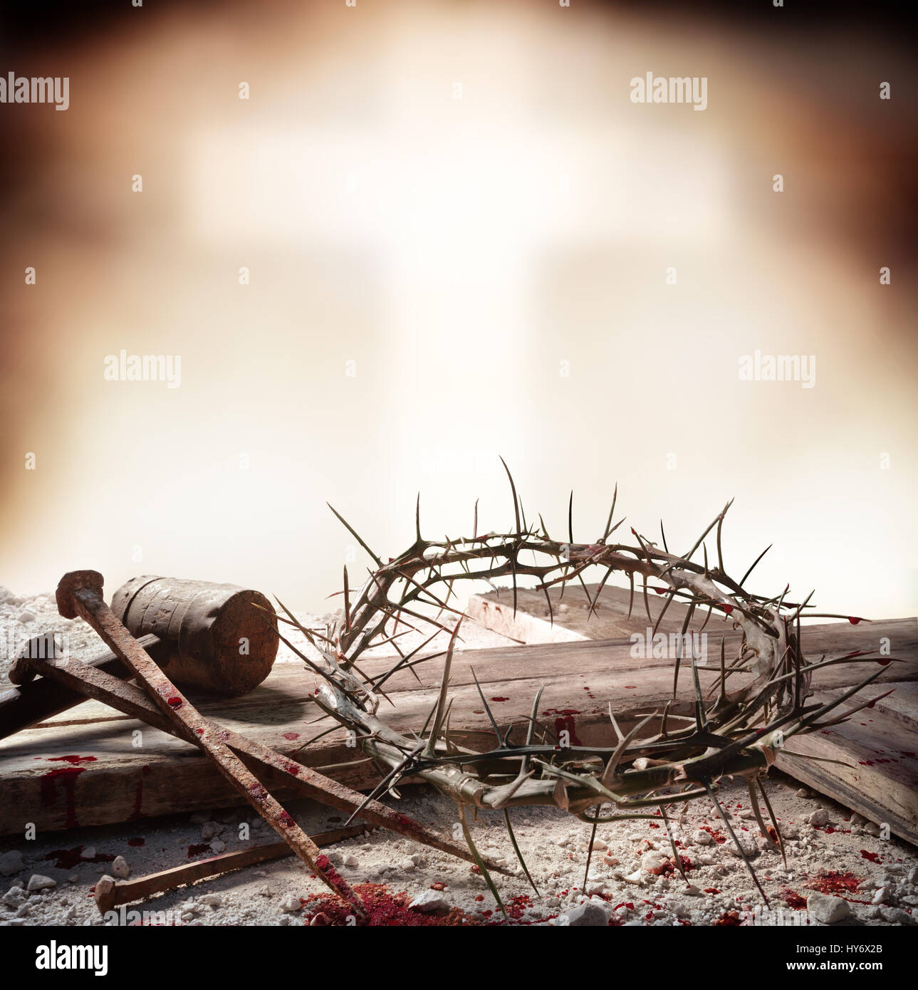 Kreuzigung von Jesus Christus - Kreuz mit blutigen Hammer Nägel und ...