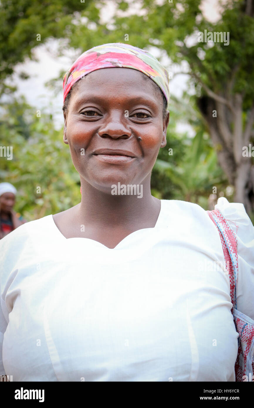 Lächelnd haitianische Frau an der Klinik Stockfoto