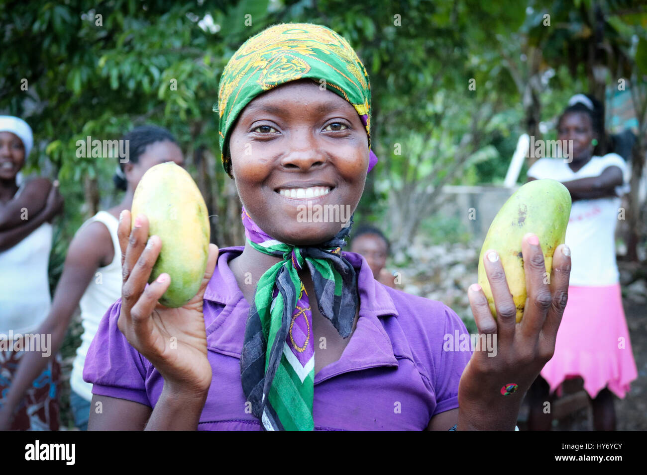 Haitianische Frau mit frischen Mangos Stockfoto
