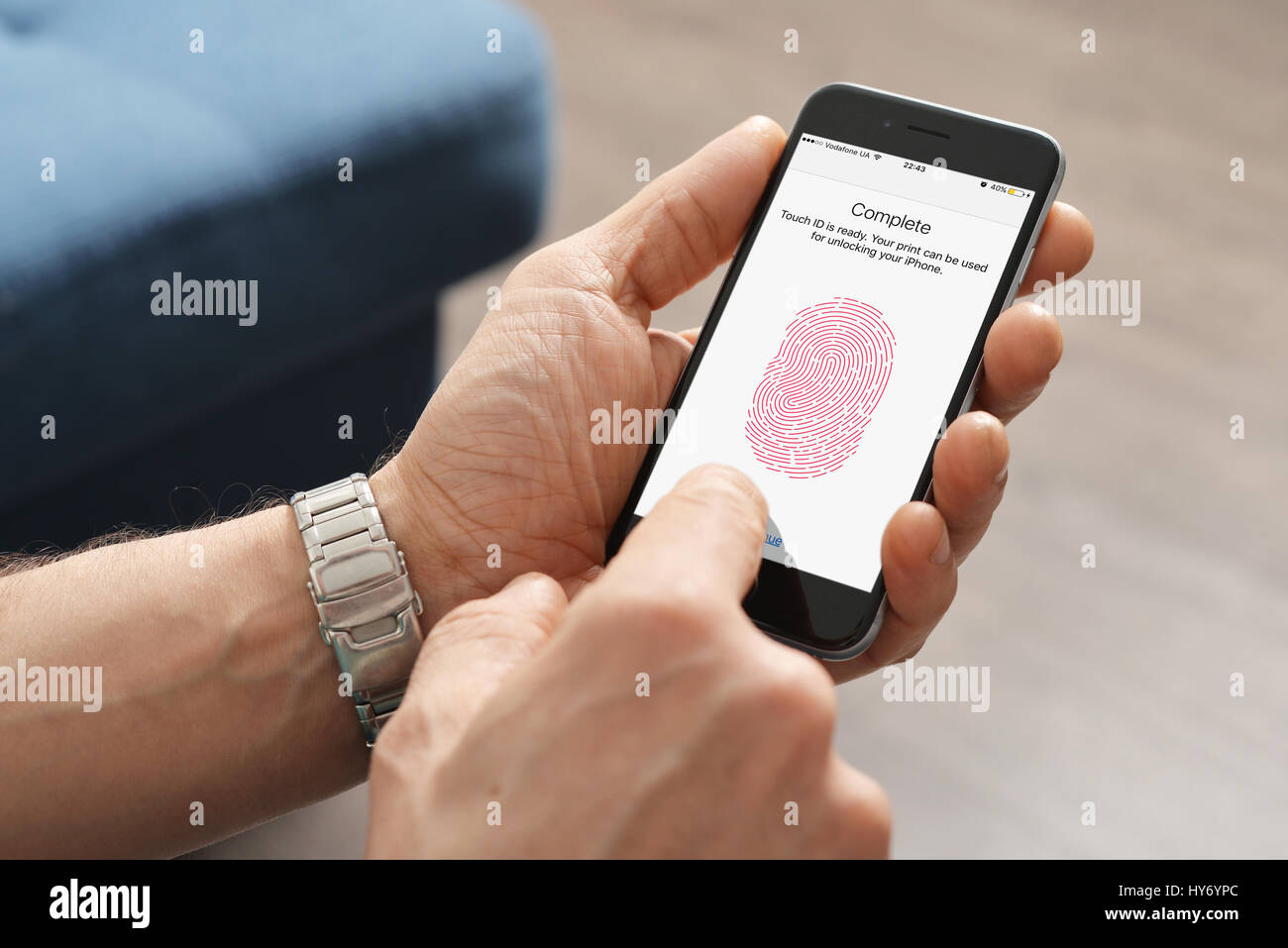 Kiew, Ukraine - 6. März 2016: Mann mit Touch ID Scanner von Fingerabdrücken auf 6, iPhones von Apple Corporation entwickelt. Ermöglicht es Benutzern, Blockierung der Stockfoto
