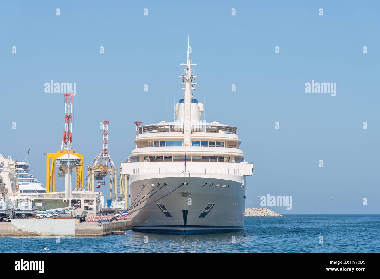 Die Yacht von Sultan Qaboos, Al Said, vertäut im Hafen von Sultan Qaboos in Mutrah, Muscat, Sultanat von Oman. Al Said ist derzeit die höchste deplac Stockfoto