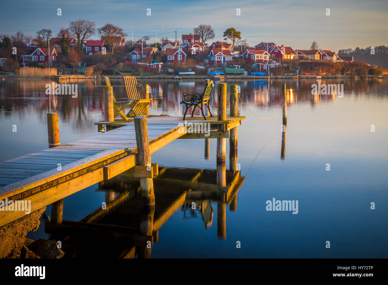 Typisch schwedische Katen in Karlskona, Schweden... Karlskrona ist eine Ortschaft und der Sitz der Gemeinde Karlskrona, Blekinge Grafschaft, Schweden. Stockfoto