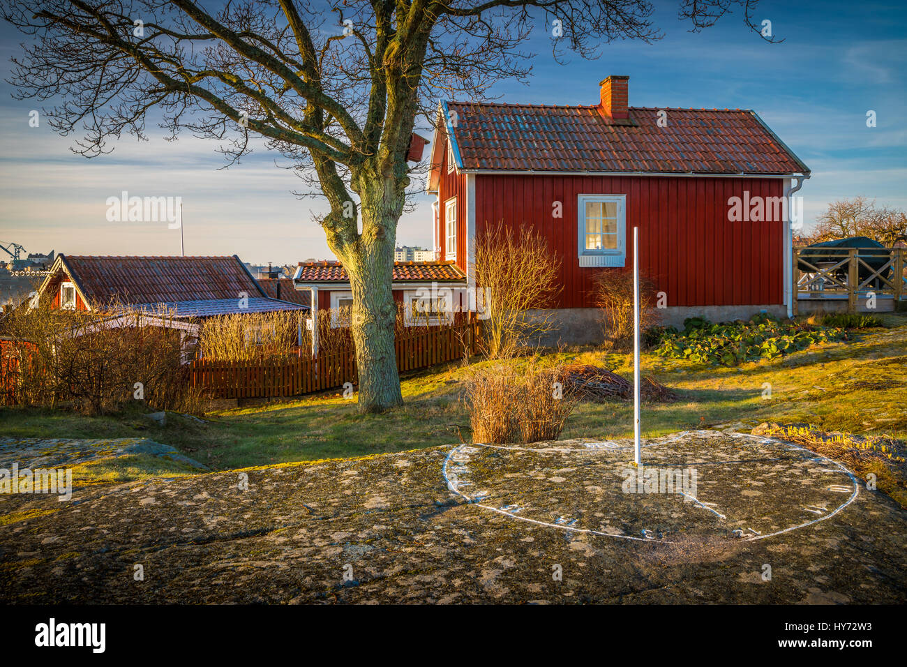 Typisch schwedische kleines Häuschen in Karlskona, Schweden... Karlskrona ist eine Ortschaft und der Sitz der Gemeinde Karlskrona, Blekinge Grafschaft, Schweden. Stockfoto